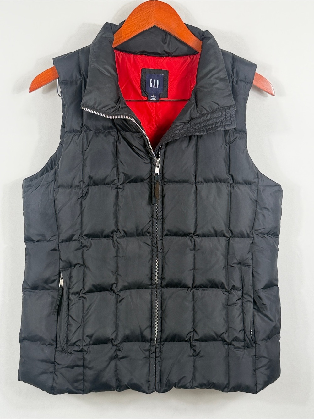 GAP Down Filled Black Quilted Puffer Vest Full Zip, Red Lining. Womens Size M
